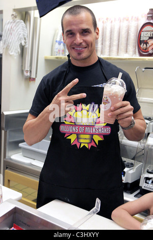 Antonio Sabato Jr con la figlia e i suoi amici a progettare un frullato a milioni di frappè. Los Angeles, California - Foto Stock