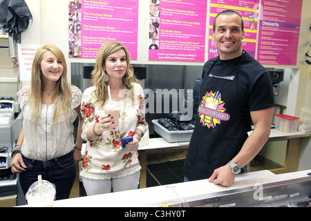 Antonio Sabato Jr con la figlia e i suoi amici a progettare un frullato a milioni di frappè. Los Angeles, California - Foto Stock