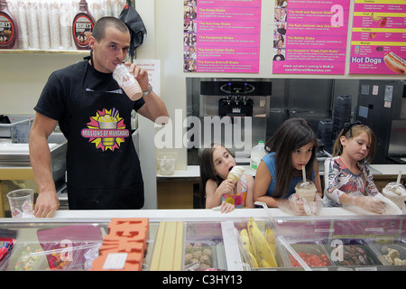 Antonio Sabato Jr con la figlia Mina Bree e i suoi amici a progettare un frullato a milioni di frappè. Los Angeles, Foto Stock