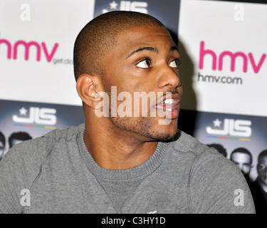 Jonathan Benjamin Gill aka JB di JLS incontro con i tifosi a HMV in Dundrum Town Center Dublino, Irlanda - 06.11.09 Foto Stock