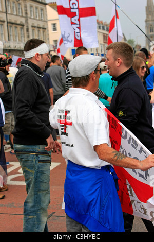 L'EDL stati indossando le azioni promozionali t-shirt a una dimostrazione in Weymouth Dorset Foto Stock