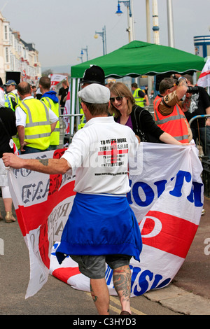 L'EDL stati indossando le azioni promozionali t-shirt a una dimostrazione in Weymouth Dorset Foto Stock