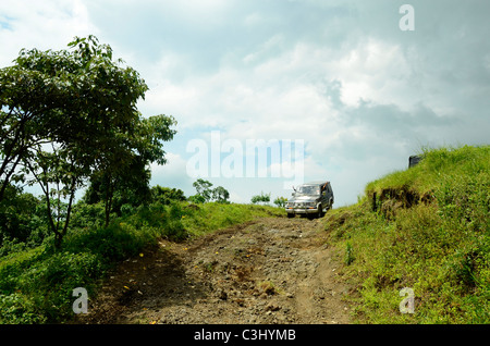 Cattiva strada nel parco nazionale di Virunga, est della Repubblica Democratica del Congo, Africa centrale nella Grande Rift Valley. Foto Stock