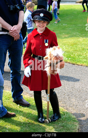 Ragazza giovane vestito come un soldato per il Royal party di nozze nel parco Foto Stock