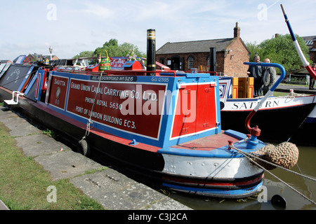 Dipinto luminosamente canal strette barche ormeggiate presso il National Waterways Museum a Ellesmere Port nel Cheshire Foto Stock