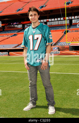 Kris Allen American Idol appare al Land Shark Stadium prima per la sua performance a Miami Dolphins portellone parte Miami , Foto Stock