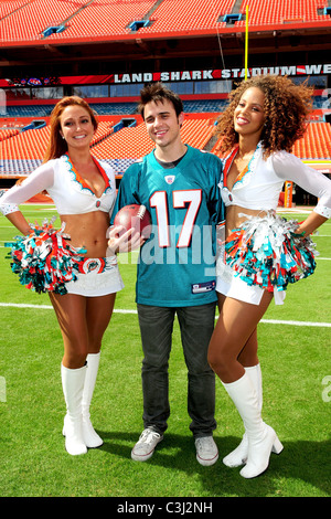 Kris Allen American Idol appare al Land Shark Stadium prima per la sua performance a Miami Dolphins portellone parte Miami, Foto Stock