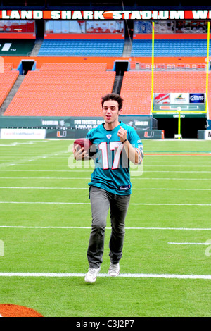 Kris Allen American Idol appare al Land Shark Stadium prima per la sua performance a Miami Dolphins portellone parte Miami, Foto Stock