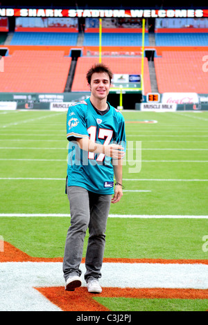 Kris Allen American Idol appare al Land Shark Stadium prima per la sua performance a Miami Dolphins portellone parte Miami, Foto Stock