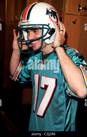 Kris Allen American Idol appare al Land Shark Stadium prima per la sua performance a Miami Dolphins portellone parte Miami, Foto Stock