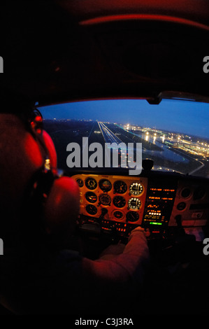 Notte di volo VFR approccio sul Lussemburgo Aeroporto Findel con un piccolo aereo Cessna 172 Foto Stock