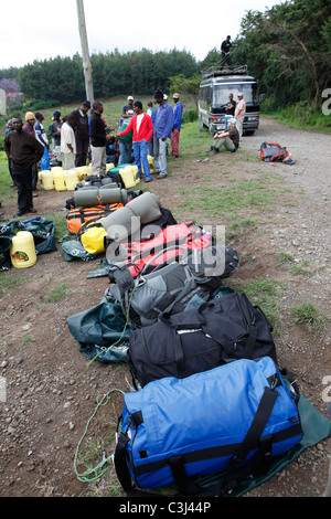 Aiutanti locali si stanno preparando il Kilimanjaro salita, alla Marangu Route a Mt. Kilimanjaro, Parco Nazionale del Kilimanjaro, Tanzania,Africa Foto Stock