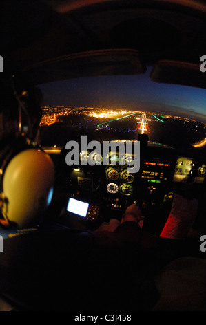 Notte di volo VFR approccio all'aeroporto di Liegi con un piccolo aereo Cessna 172, Belgio Foto Stock