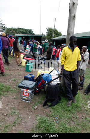 Aiutanti locali si stanno preparando il Kilimanjaro salita, alla Marangu Route a Mt. Kilimanjaro, Parco Nazionale del Kilimanjaro, Tanzania,Africa Foto Stock