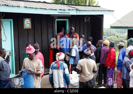 Aiutanti locali si stanno preparando il Kilimanjaro salita, alla Marangu Route a Mt. Kilimanjaro, Parco Nazionale del Kilimanjaro, Tanzania,Africa Foto Stock