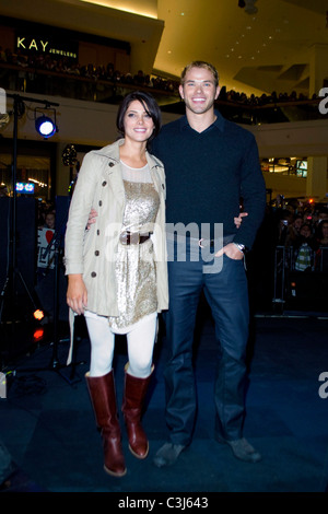 Ashley Greene e Kellan Lutz "Twilight Saga: Luna nuova' stelle incontro con i tifosi e firmare autografi a Hot Topic in Westfield Foto Stock