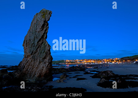 Cullen Bay e il villaggio al crepuscolo, Cullen, Moray Foto Stock