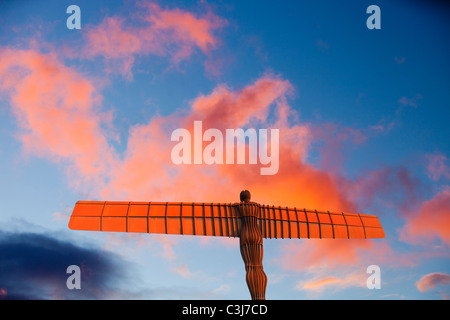 L Angelo del Nord al tramonto, Gateshead, Regno Unito. Foto Stock
