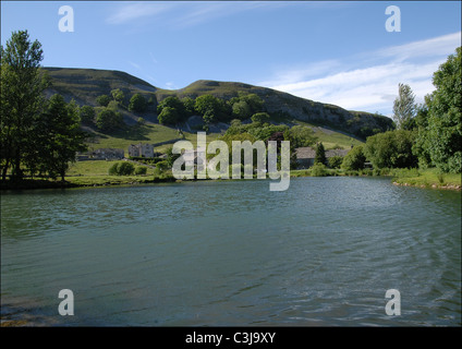 Una vista dell'allevamento di trote a Kilnsey parco vicino a Skipton in Yorkshire Dales area del Nord Ovest Inghilterra Foto Stock