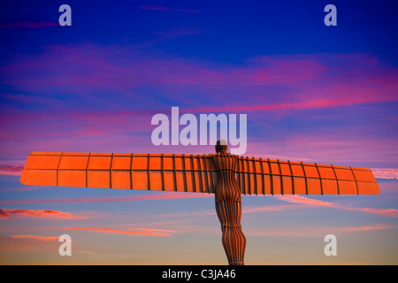 L Angelo del Nord al tramonto, Gateshead, Regno Unito. Foto Stock