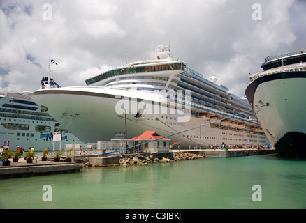 Tre navi da crociera al Dock in Antigua Foto Stock