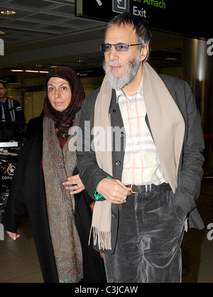 Fauzia Mubarak e Ali Yusuf Islam aka Cat Stevens Yusuf Islam che arrivano all'aeroporto di Dublino il giorno prima della partenza del suo primo Foto Stock