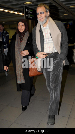 Fauzia Mubarak e Ali Yusuf Islam aka Cat Stevens Yusuf Islam che arrivano all'aeroporto di Dublino il giorno prima della partenza del suo primo Foto Stock