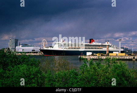 Cunard la Queen Mary 2 ormeggiati alla nave da crociera al centro di Hafencity nel porto tedesco di Amburgo. Foto Stock