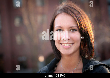 Ritratto di sorridente giovane donna all'aperto Foto Stock