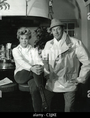 REX HARRISON alla sua villa italiana con l'attrice moglie Rachel Roberts circa 1965 Foto Stock