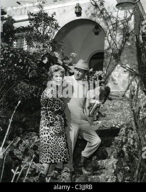 REX HARRISON alla sua villa italiana con l'attrice moglie Rachel Roberts circa 1965 Foto Stock