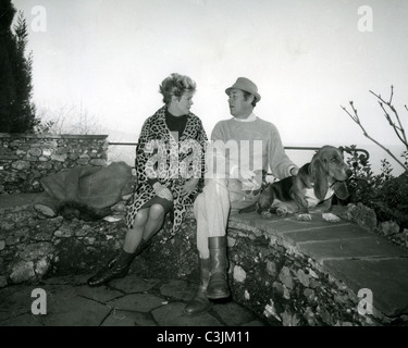 REX HARRISON alla sua villa italiana con l'attrice moglie Rachel Roberts circa 1965 Foto Stock