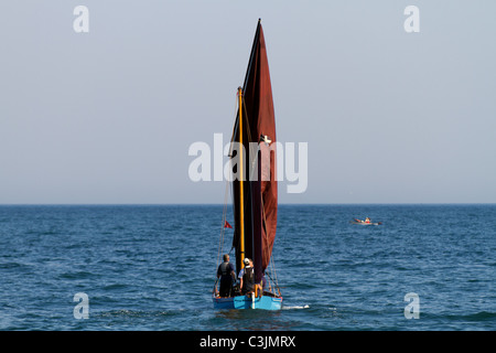 Una birra Lugger partendo dalla spiaggia di birra in Devon Foto Stock