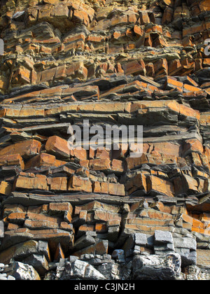 Strati di pietra arenaria mostrato nelle scogliere a Sandymouth Bay, North Cornwall Foto Stock