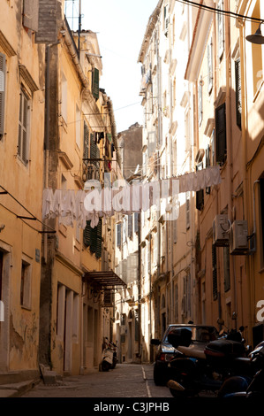 Il lavaggio di appendere fuori in strada tra due edifici Foto Stock