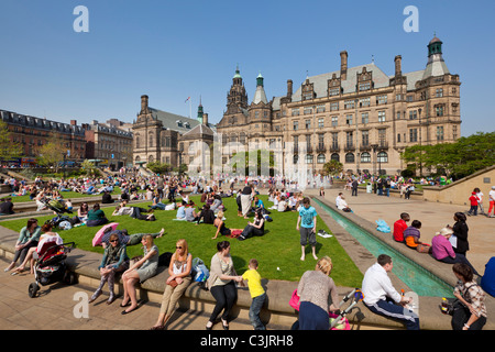 Municipio gotico e la folla di gente nella pace giardini con Goodwin fontane Sheffield South Yorkshire Inghilterra GB UK Foto Stock