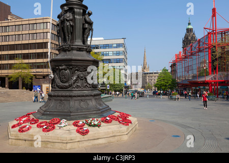 Monumento ai Caduti in guerra con semi di papavero ghirlande in imbonitori piscina centro città di Sheffield South Yorkshire Inghilterra GB UK EU Europe Foto Stock