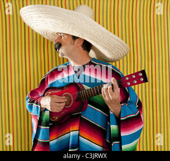 Uomo messicano serape poncho sombrero suonando la chitarra tipico Messico Foto Stock