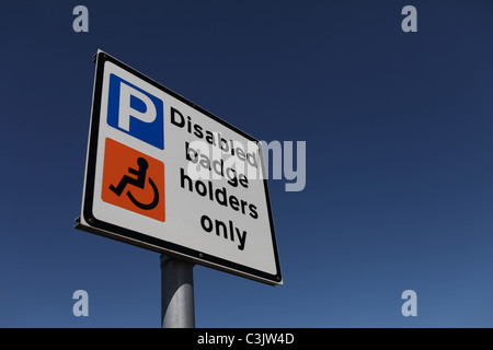 Badge disabili titolari solo segno per piloti disabili in un parcheggio nel Regno Unito. Foto Stock