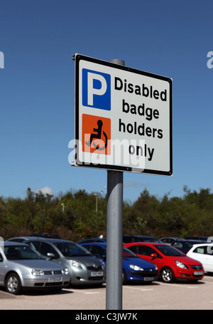 Badge disabili titolari solo segno per piloti disabili in un parcheggio nel Regno Unito. Foto Stock