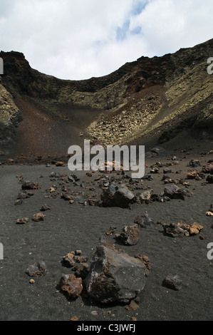 dh MONTANA CUERVO LANZAROTE fusiform lava bombe all'interno del vulcano montagna tephra rocce roccia Foto Stock