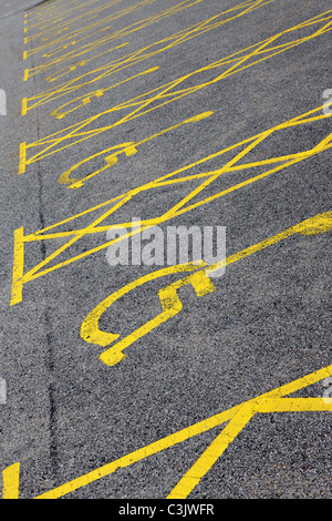 Badge disabili titolari solo segno per piloti disabili in un parcheggio nel Regno Unito. Foto Stock