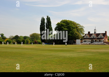 Partita di Cricket in corso presso l'Università parchi, Oxford, Oxfordshire Foto Stock