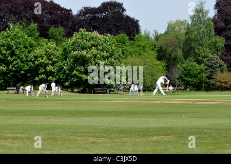 Partita di Cricket in corso presso l'Università parchi, Oxford, Oxfordshire Foto Stock