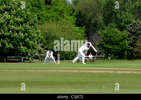 Partita di Cricket in corso presso l'Università parchi, Oxford, Oxfordshire Foto Stock