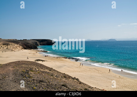 Dh Playa del Pozo PAPAGAYO LANZAROTE la gente in riva al mare a Playa pozo spiaggia spiagge mare isole canarie Foto Stock