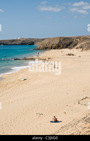 dh Playa de Pozo spiaggia PAPAGAYO LANZAROTE gente turista prendere il sole sabbia canari idilliaca destinazione isole canarie sole donna Foto Stock