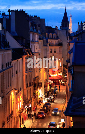 Una Rue Saint-André des Arts illuminata di notte con la Torre Eiffel sullo sfondo, Parigi Foto Stock