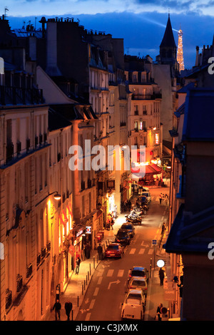 Una Rue Saint-André des Arts illuminata di notte con la Torre Eiffel sullo sfondo, Parigi Foto Stock