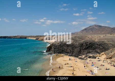 Dh Playa de Papagayo PAPAGAYO LANZAROTE la gente in riva al mare a Playa Spiaggia Papagayo bay Foto Stock